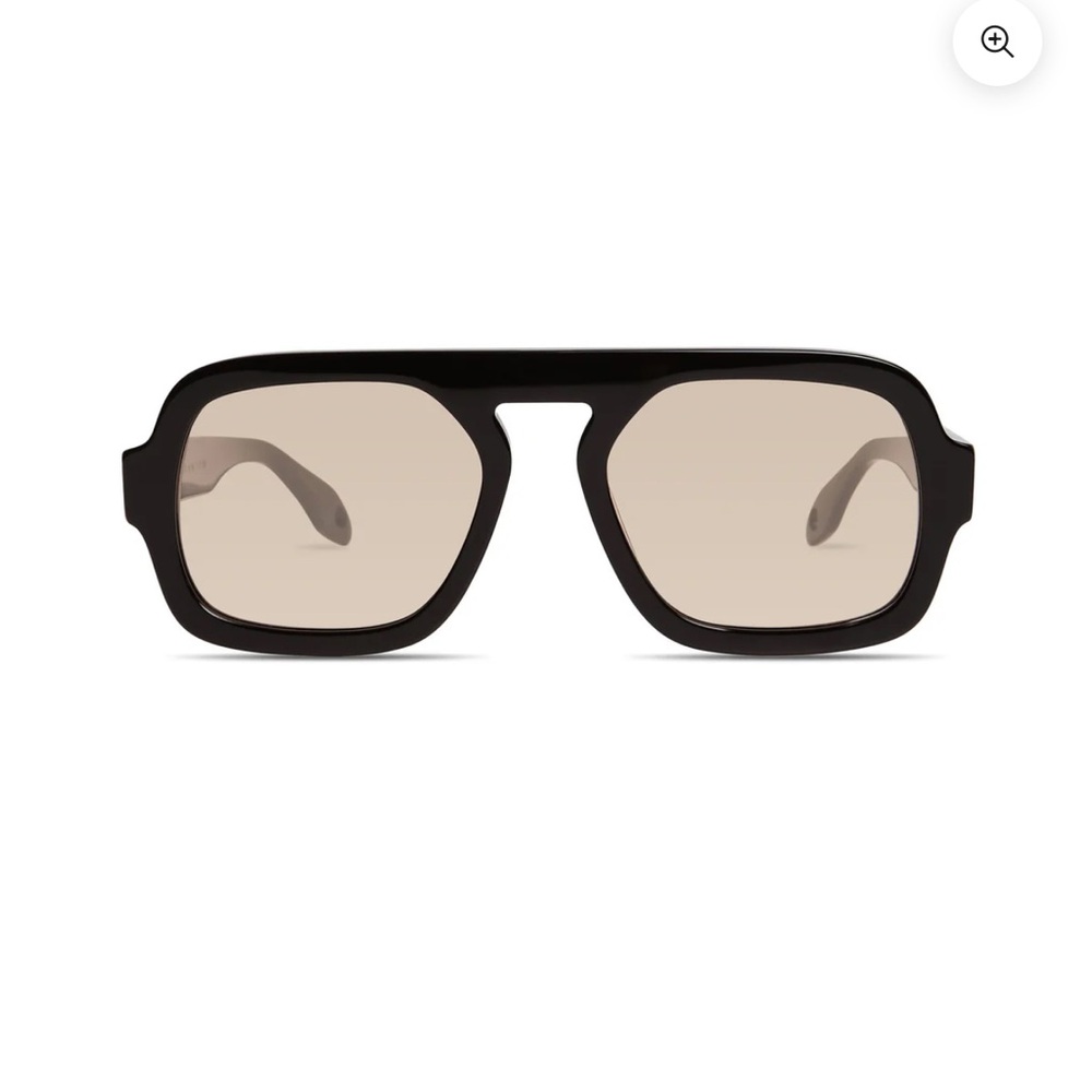 Elisa Johnson Jane in Black sunglasses